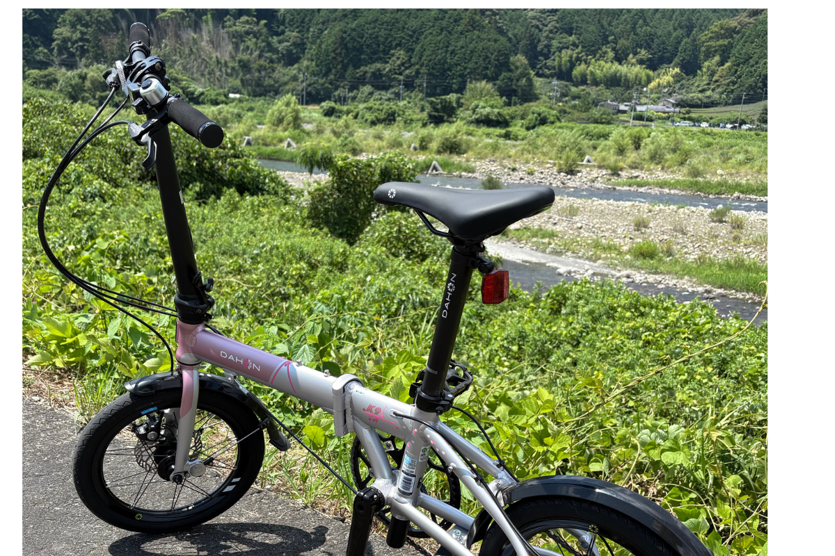 川沿いに停めた折りたたみ自転車DAHON K9X